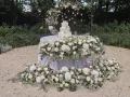 Tavolo nuziale allestito in giardino